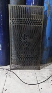 grill speaker wajah dan tipografi